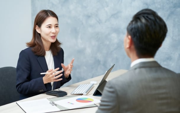 Point 01 1,300社を支援 した 実績豊富なリリーフサインが ガイドライン作成から社内浸透 までをトータルサポート